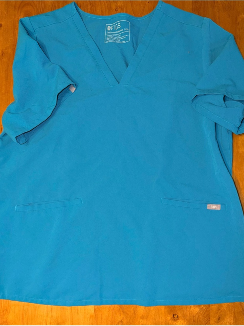 Figs Women's Short Sleeve V-Neck Top in Teal